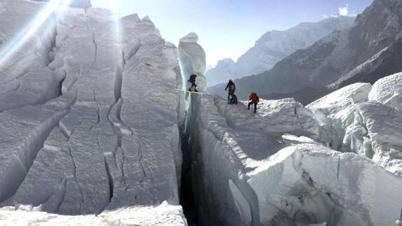 Alex Txikon regresa al campo base en el Everest.