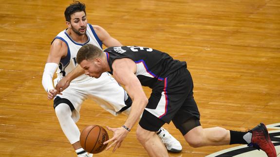 Ricky Rubio disputa el balón a Blake Griffin, de Clippers.