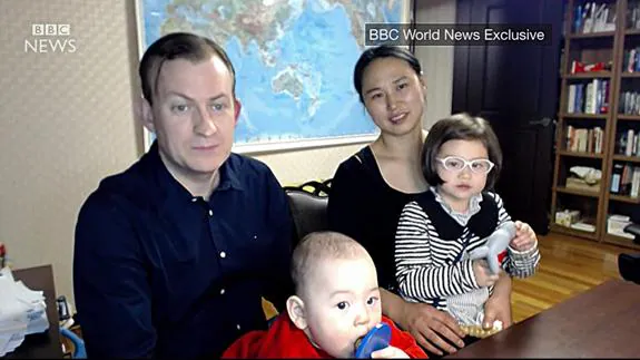 La BBC ha vuelto a entrevistar al profesor, esta vez con toda su familia. 