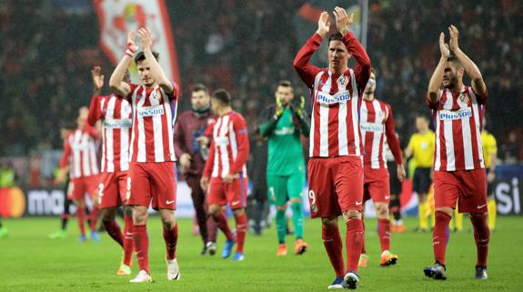 Los jugadores del Atlético celebran el triunfo en Leverkusen. 