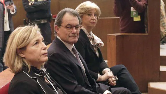 Artur Mas, Joana Ortega e Irene Rigau, en el juicio en el TSJC.