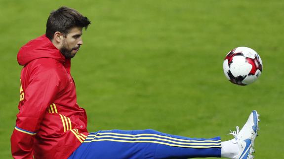 Piqué, en un entrenamiento con España. 