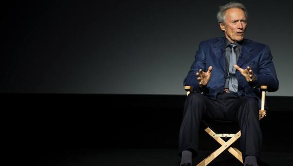 El director de cine Clint Eastwood habla durante un acto de promoción. 