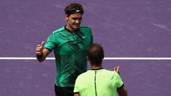 Nadal felicita a Federer tras la victoria del suizo.