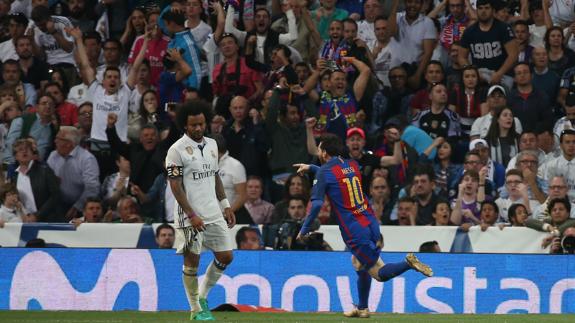 Hinchas del Barça, uno de ellos con la camiseta del Real Madrid, celebran el último gol de Messi en el clásico. 
