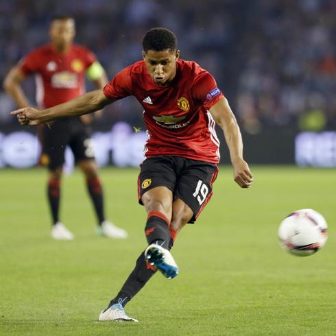 Rashford ejecuta el libre directo del 0-1. 