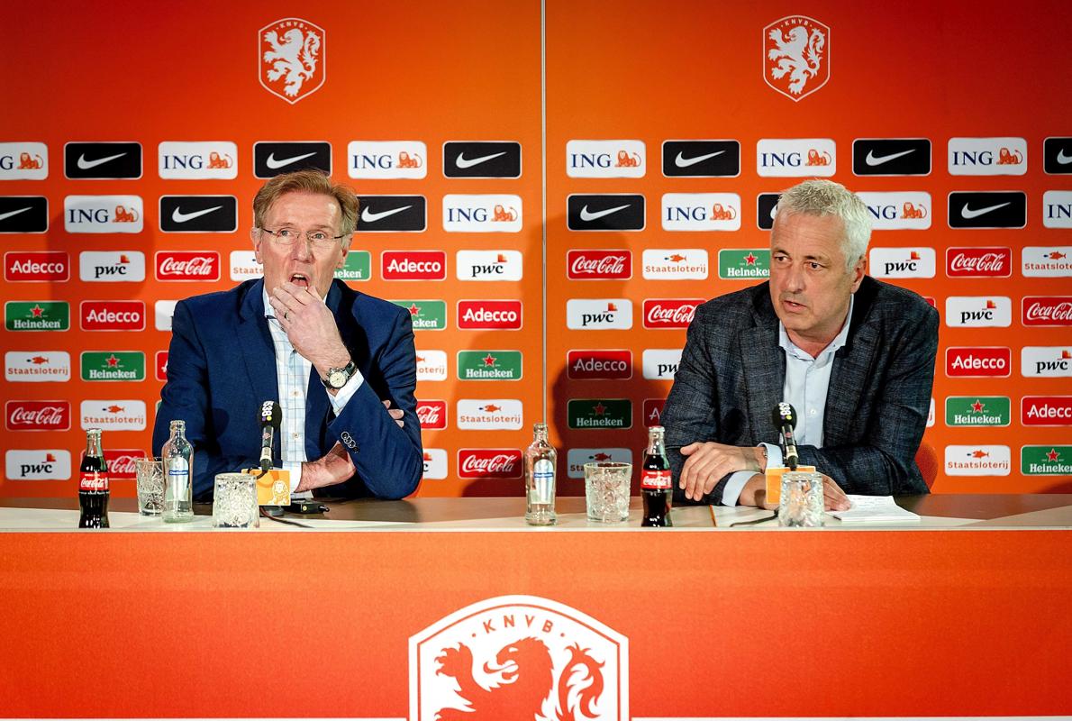 El director técnico de la Real Federación de Fútbol de Holanda (KNVB), Hans Van Breukelen (i), y el director comercial de la federación, Jean Paul Decossaux
