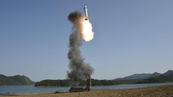 Lanzamiento de un misil por Corea del Norte.