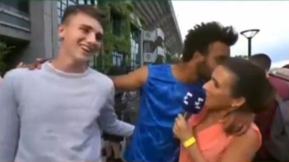 El tenista Maxime Hamou trata de besar a la periodista de Eurosport Maly Thomas.