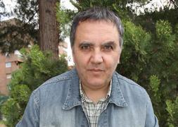 Francisco López, con las cadenas de demonio. ::                             RAFA FRANCÉS / AGM