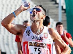 Juanma Molina se refresca durante los pasados Campeonatos de España. ::                             EFE