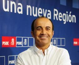 Pedro López, ayer, en la sede del PSRM-PSOE. ::                             VICENTE VICENS/AGM