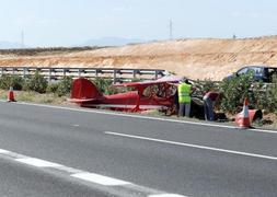 Aterrizaje forzoso de un comandante de Iberia con una avioneta en la autovía de Cartagena