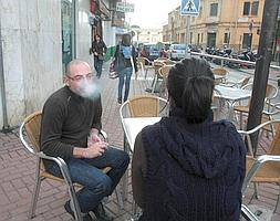 Clientes en la terraza de un bar de Cartagena, donde la ley antitabaco permite fumar. ::                             P. SÁNCHEZ / AGM