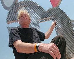 El artista Dennis Oppenheim, junto al conjunto escultórico 'Cactus Garden', en la plaza Castilla de Murcia, en 2007. ::                             JAVIER CARRIÓN