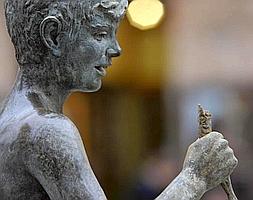 Detalle de la escultura del Icue, con el característico aladroque o boquerón en la mano. ::                             ANTONIO GIL / AGM