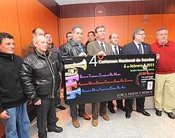 Los organizadores muestran el cartel anunciador del certamen nacional de música y pasión. ::                             PACO ALONSO / AGM