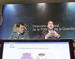Responsables de la Guardia Civil y la Policía explican los riesgos en la Red para los menores. ::                             EFE