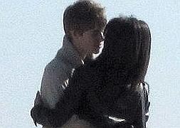 Justin Bieber y Selena Gomez confirman su amor con un beso en público