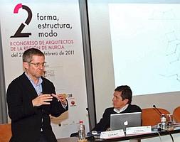 Los arquitectos Mansilla y Tuñón, ayer en Murcia, durante la ponencia 'Seis paisajes'. ::                             EDU BOTELLA / AGM