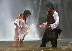 Duelo bajo el agua en 'Piratas' con Pilar Rubio :: YouTube