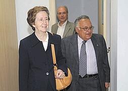 Margarita Salas y el investigador murciano José Antonio Lozano Teruel. Foto: Guillermo Carrión/AGM | Vídeo: laverdad.es