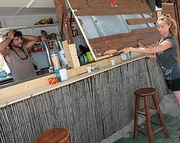 Juan Iborra, en su chiringuito de La Manga y su camarera :: PABLO SÁNCHEZ