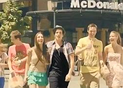 En el centro, con sombrero, Xuso Jones en una imagen del nuevo spot de McDonald's. Youtube