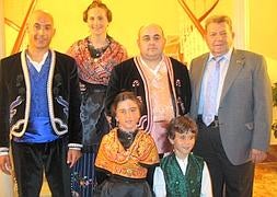 El presidente de la Federación de Peñas, con los vendimiadores y Pedro Lencina, del Consejo Regulador, anoche. :: I. Mateo