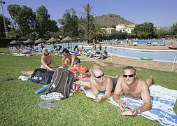 Turistas extranjeros en una de las piscinas de La Manga Club, en una imagen tomada en agosto del año pasado. :: J. M. RODRÍGUEZ / AGM