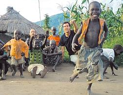 Francisco Martínez y Pablo Nicolás, con los niños del poblado de Lobone, en Sudán del Sur