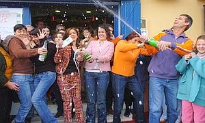 Varios ciudadanos celebrando que le ha tocado la Lotería del Niño /EFE