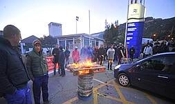 Trabajadores de Navantia y de empresas auxiliares, en la puerta principal del astillero, ayer a primera hora de la mañana. ::                             ANTONIO GIL / AGM