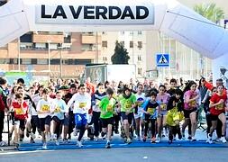 Participantes corriendo disfrazados. | Foto: Vicente Vicéns / AGM | Vídeo: laverdadtv