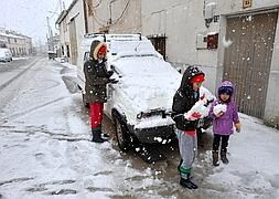 Tres niños juegan con la nieve en la pedanía lorquina de Avilés. | Foto: Paco Alonso / AGM | Vídeo: laverdadtv