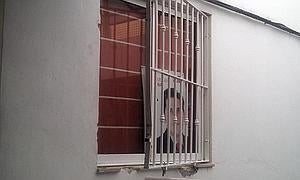 Verja forzada en el local del PSOE de Archena.