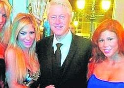 Bill Clinton posó sonriente junto a Brooklyn Lee y Tasha Reign.