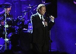 Julio Iglesias, actuando este sábado en el Polideportivo de Los Alcázares. Foto: Israel Sánchez/AGM