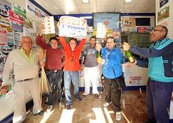 Celebración en la administración número dos de San Roque. Foto: Israel Sánchez/AGM | Vídeo: José Manuel Pérez / laverdad.es