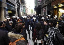 Los antidisturbios «contienen a la masa», en palabras del delegado del Gobierno. Foto: Nacho García/ AGM