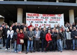 Trabajadores de Latbus en la puerta de la Consejería de Obras Públicas, durante una protesta que llevaron a cabo a finales del mes pasado. | Edu Botella / AGM