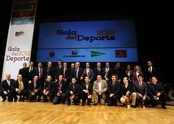 Foto de familia con todos los premiados anoche en la Gala del Deporte regional :: VICENTE VICÉNS/ AGM