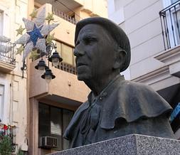 Busto que recuerda al pintor e intelectual en el corazón del casco histórico. ::
P.S. / AGM