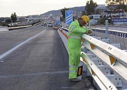 Un operario acaba la puesta a punto del puente. | Paco Alonso/AGM.:: Vídeo: laverdad.es