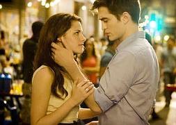 Robert Pattinson y Kristen Stewart en una escena de Crepúsculo :: HANDOUT / REUTERS