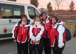 Teresa, Irene y Leyre, junto a su entrenadora Ana Fe, antes de coger el avión.:: Foto: FEAPS