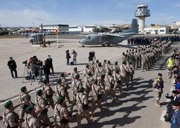 Las tropas desfilan tras el acto. Al fondo, dos C-212 Aviocar enmarcan a la patrona del Ejército del Aire, la Virgen de Loreto. Foto: Vicente Vicéns/AGM | Vídeo: laverdad.es