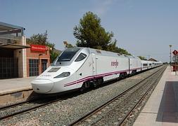 Tren híbrido que realiza pruebas en la Región, estacionado en Alhama :: Paco Espadas