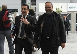 Peñalver llega a los juzgados acompañado por su abogado. | Guillermo Carrión/AGM