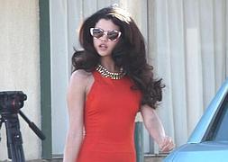 Selena Gomez escandaliza con un sexy vestido rojo | La Verdad